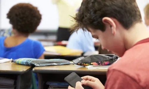 法国拟扩大手机禁令至高中 引导青少年培养健康用机习惯