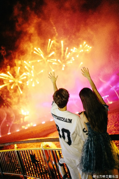 跨年舞台的烟花,落在我第一次见明星求婚的心尖上