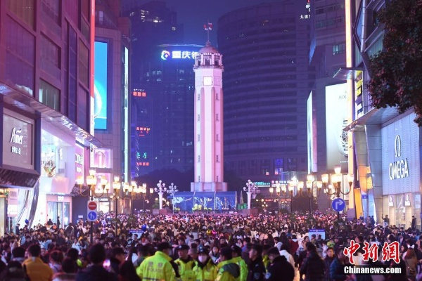 钟声敲响新岁,心愿点亮山城—直击重庆解放碑跨年许愿夜